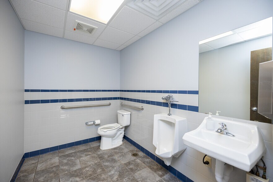 More Photos Of 1020 N Main St, Wichita Medical For Sale