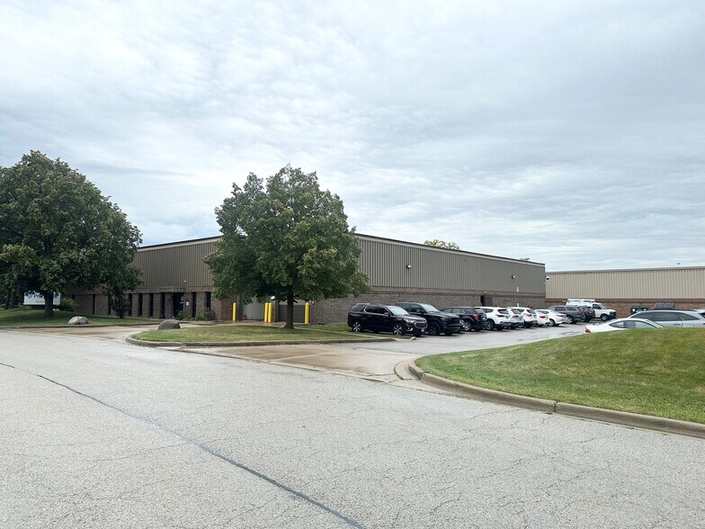 More Photos Of 780 Aec Dr, Wood Dale Warehouse For Lease