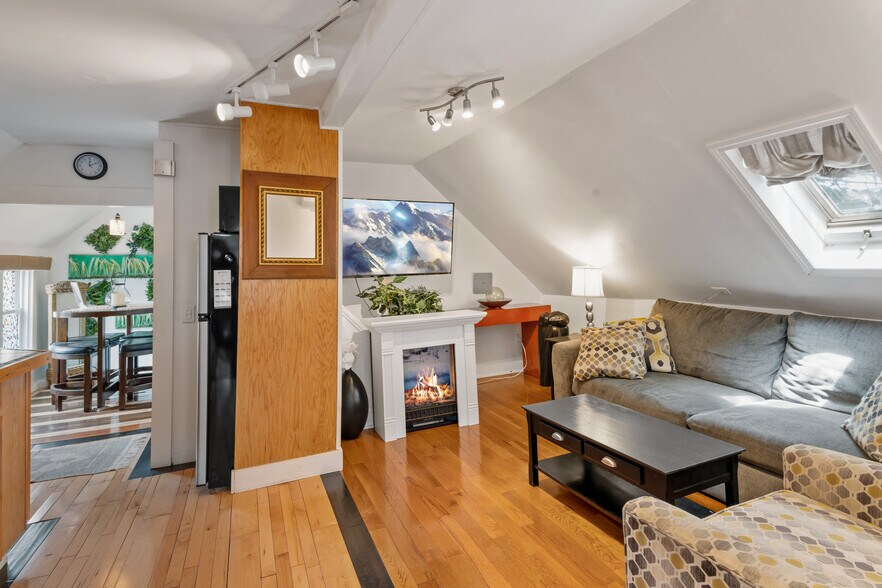 More Photos Of 294 Commercial St, Provincetown Storefront Retail Residential For Sale