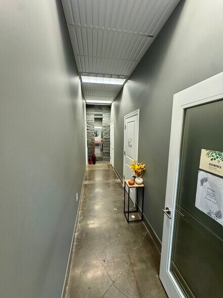 More Photos Of 205 W 6th St, Vancouver Convenience Store For Lease