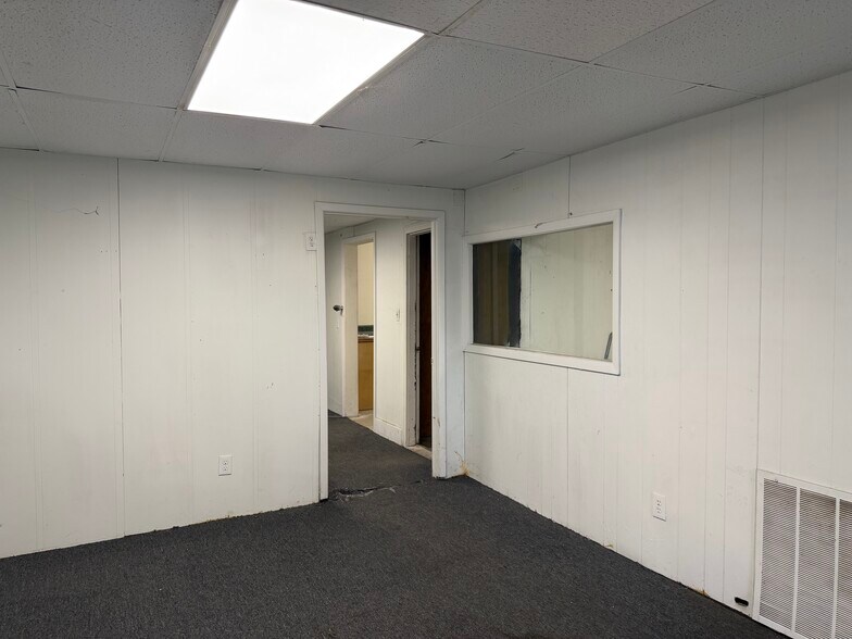 More Photos Of 3938 Runway Rd, Memphis Warehouse For Lease