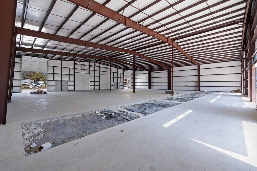 More Photos Of 202 W 1st St, Taylor Flex For Lease