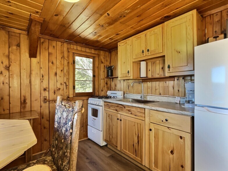 More Photos Of 8475 Hillcrest Ln, Saint Germain Hotel For Sale