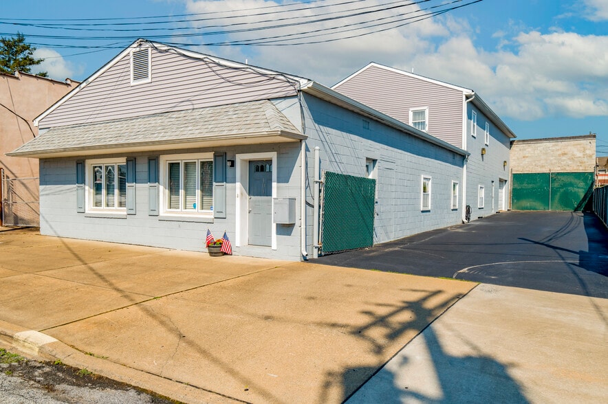 Primary Photo Of 101 N Gray Ave, Wilmington Medical For Sale
