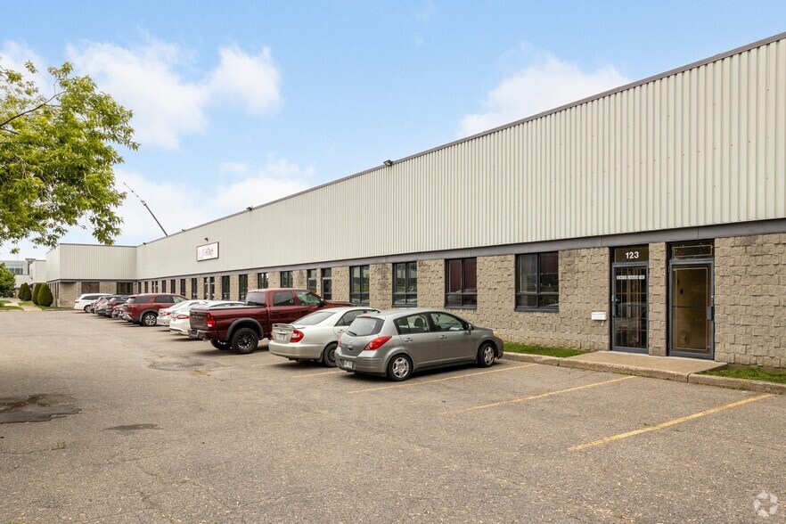 More Photos Of 121-135 Boul Brunswick, Pointe-claire Warehouse For Lease
