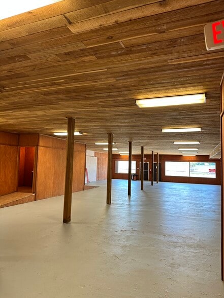 More Photos Of 111 S Railroad St, Bunnell Showroom For Lease