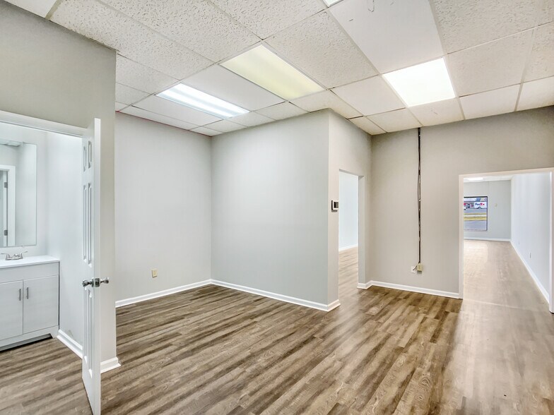 More Photos Of 720-742 McFarland Blvd, Northport Unknown For Lease