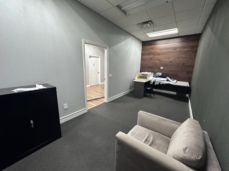 More Photos Of 6600-6626 Kingspointe Pky, Orlando Distribution For Lease