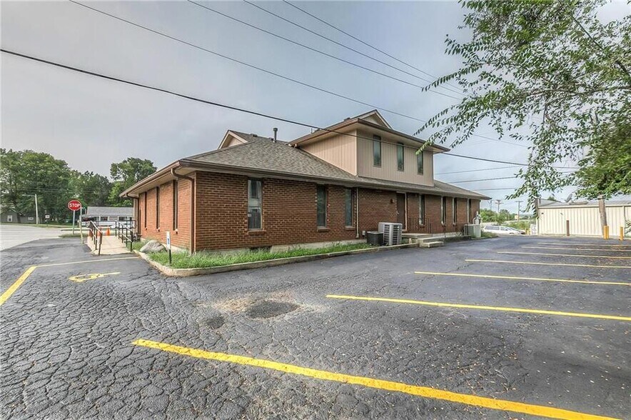 More Photos Of 4 W Monroe St, Buckner Office For Lease