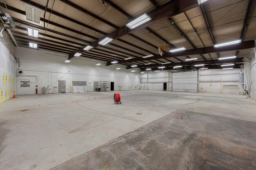 More Photos Of 302 E Happy Valley St, Cave City Light Distribution For Lease