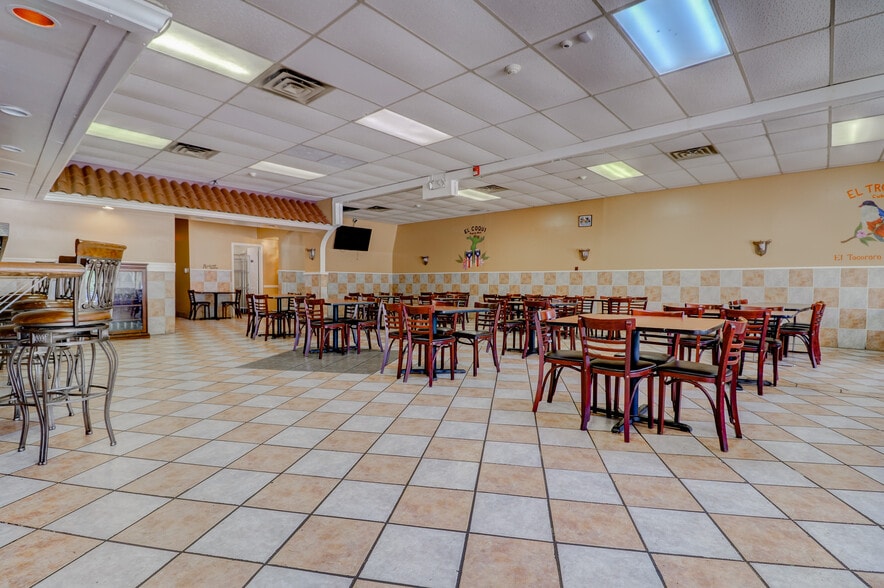 More Photos Of 920-960 E Roosevelt Rd, West Chicago Freestanding For Lease