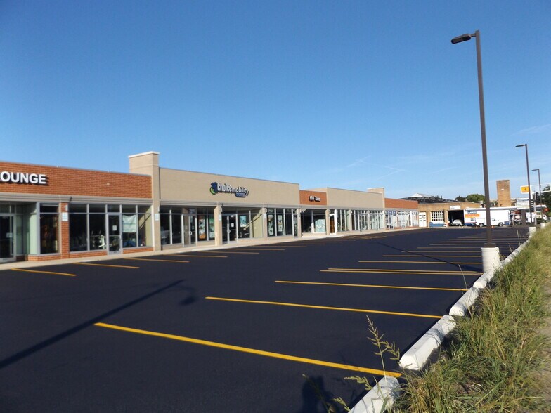 More Photos Of 500-550 W Northwest Hwy, Arlington Heights Unknown For Lease