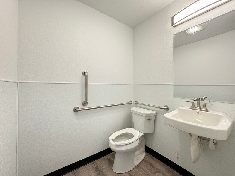 More Photos Of 463 Washington St, Sequim Storefront For Lease