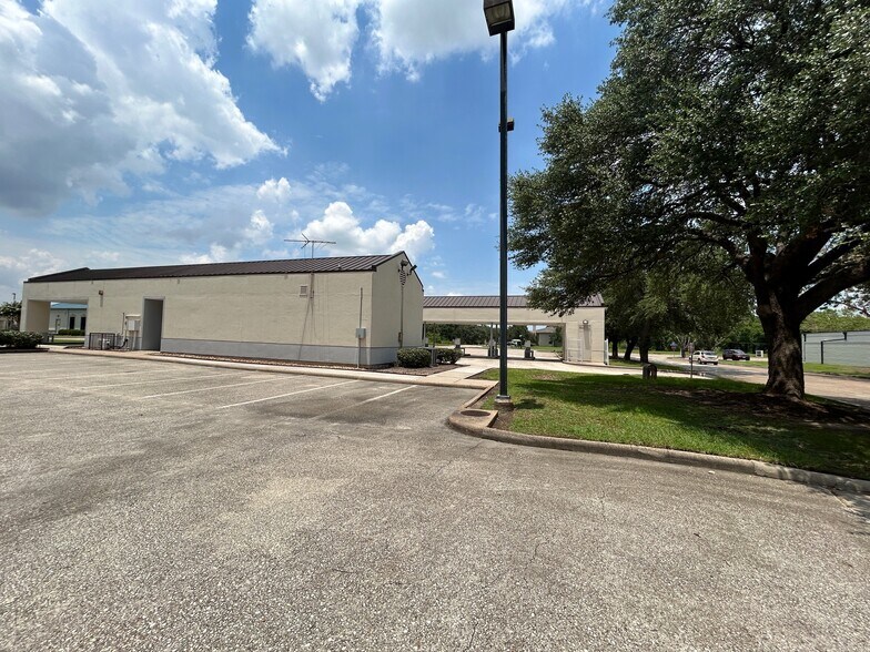 More Photos Of 723 Rollingbrook Dr, Baytown Office For Sale