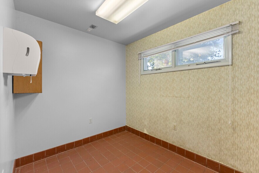 More Photos Of 435 Sumpter rd, Belleville Hospital For Sale