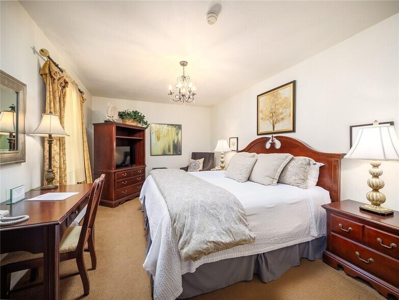 More Photos Of 915 E Cameron Ave, Rockdale Hotel For Sale