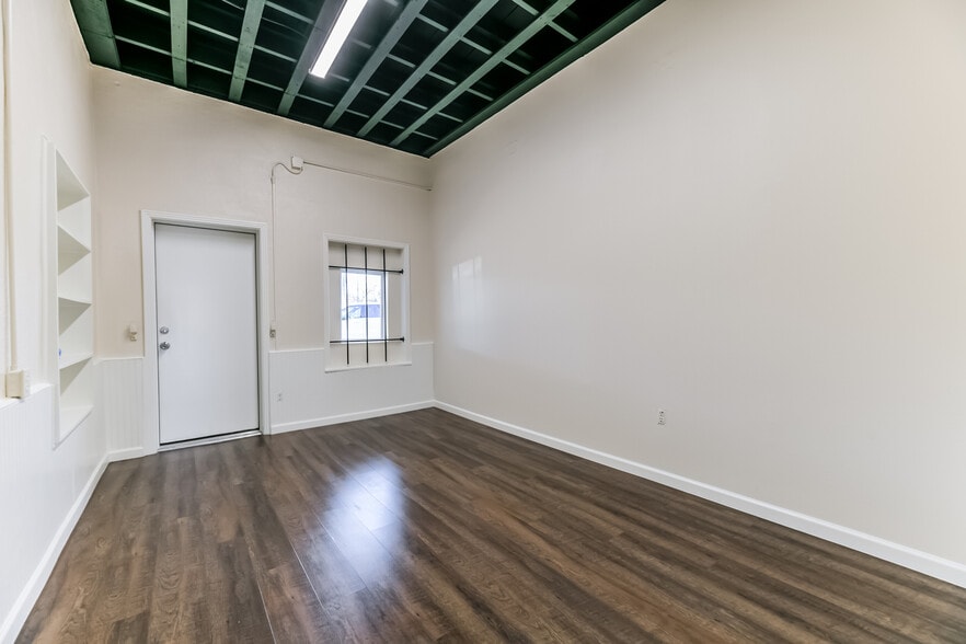 More Photos Of 121 W Sealy St, Alvin Freestanding For Sale