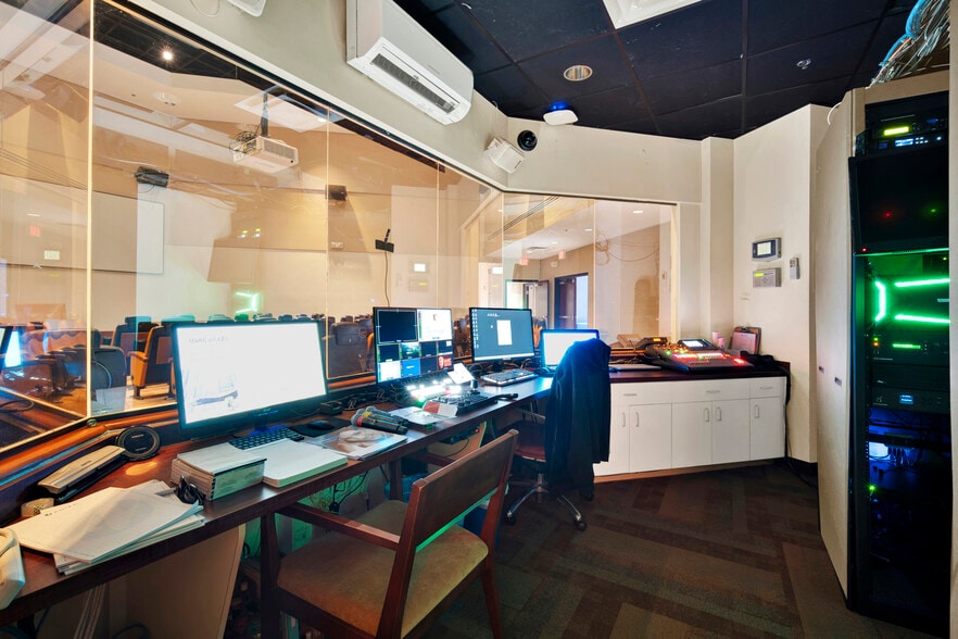 More Photos Of 8850 NW 20th St, Miami Light Manufacturing For Sale