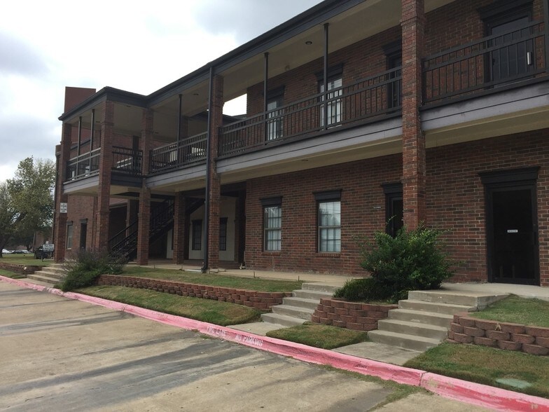 More Photos Of 337 Oaks Trl, Garland Office For Lease