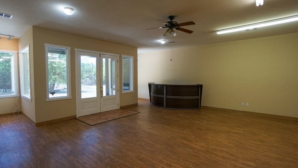 More Photos Of 805 N Main St, Salado Unknown For Lease