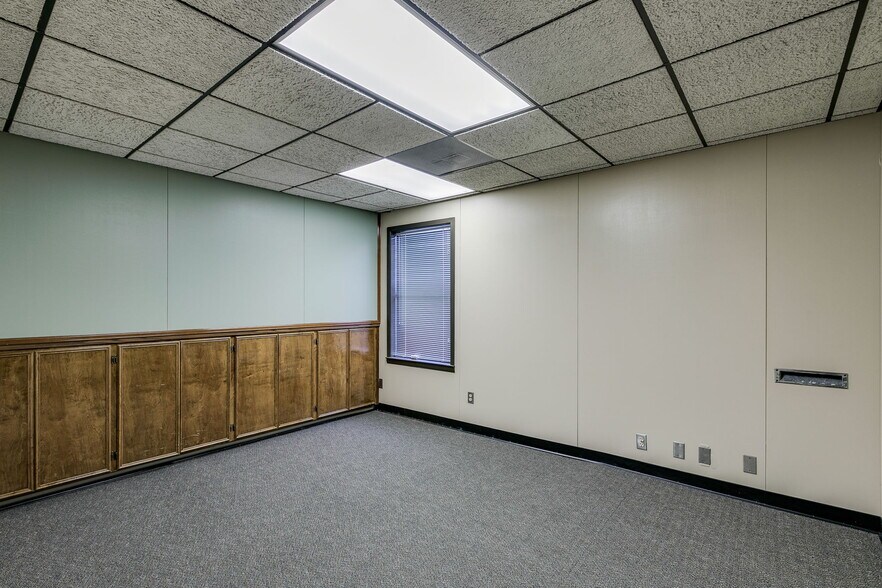 More Photos Of 602 W 12th St, Taylor Office For Lease