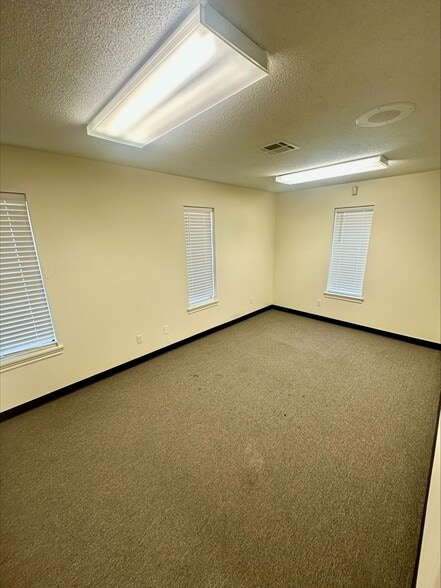 More Photos Of 327 Fowlkes St, Sealy Office For Lease