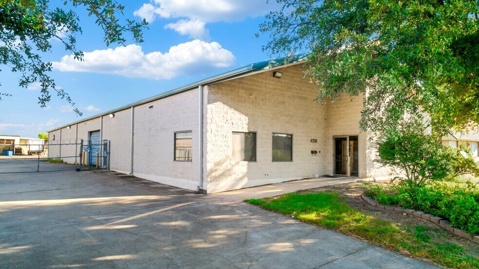 More Photos Of 4201 Clay Ave, Haltom City Warehouse For Lease