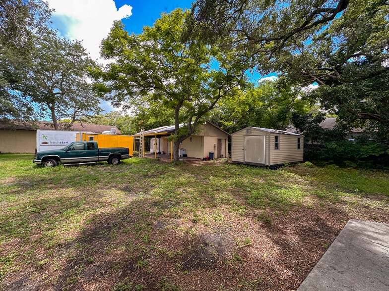 More Photos Of 1027 9th St W, Bradenton Shelter For Lease