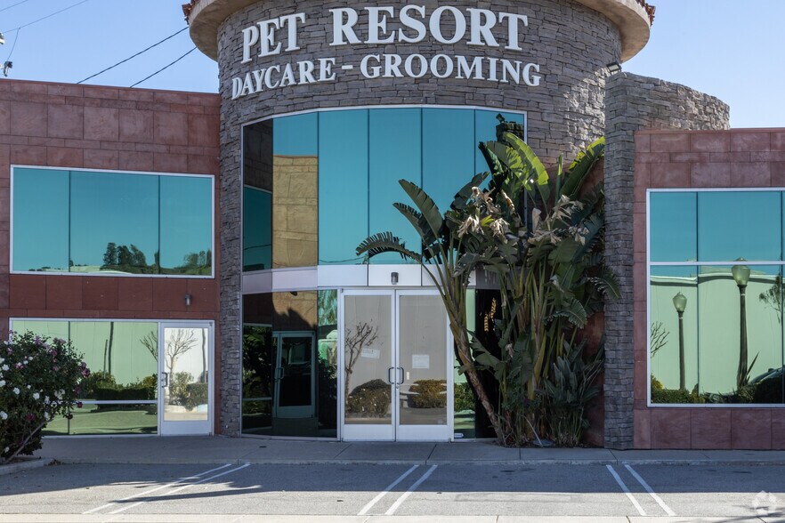 More Photos Of 23945-23947 Newhall Ave, Santa Clarita General Retail For Sale