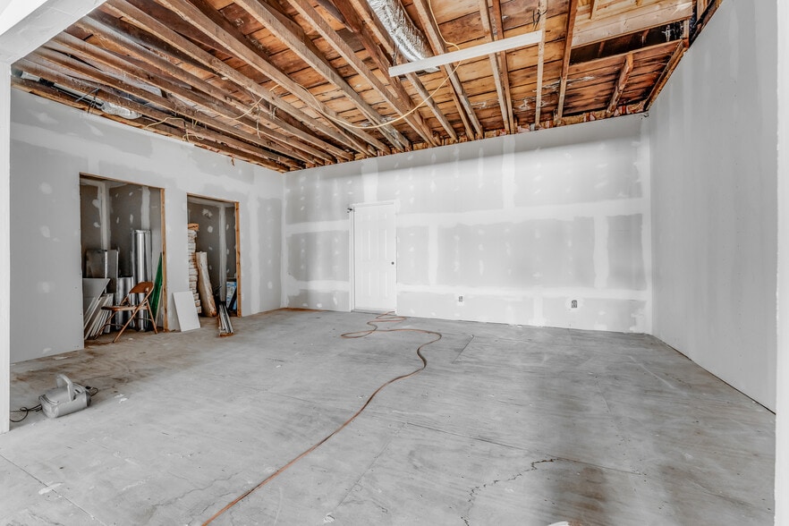 More Photos Of 205 10th St, Fairmont Office For Sale