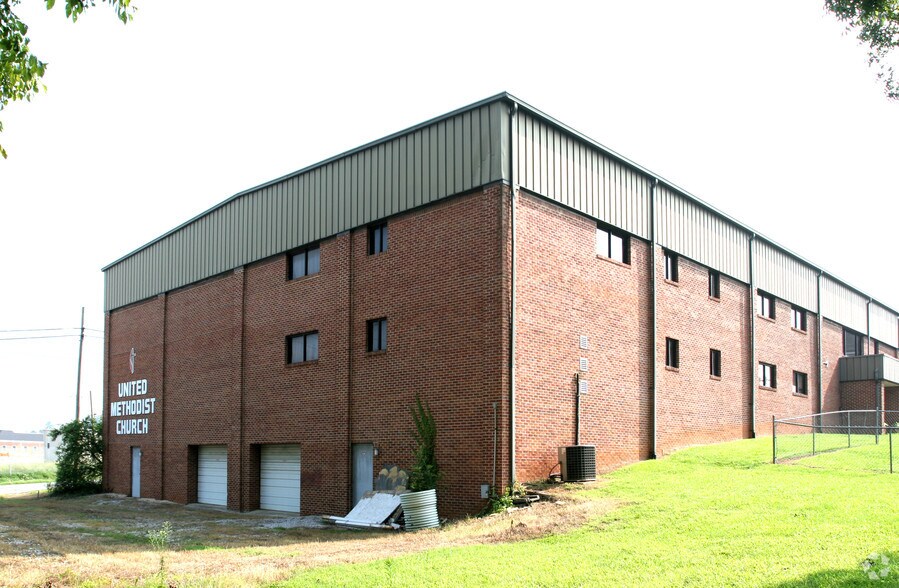 More Photos Of 3190 Pelham Pky, Pelham Warehouse For Lease