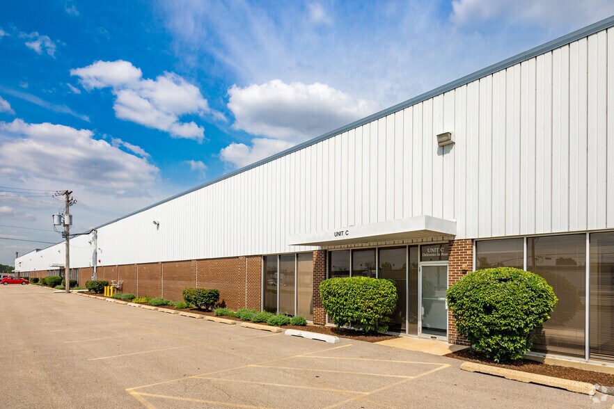 More Photos Of 2200 S Mount Prospect Rd, Des Plaines Distribution For Lease