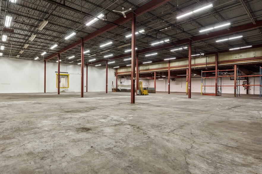 More Photos Of 3944 Auburn St, Rockford Warehouse For Lease