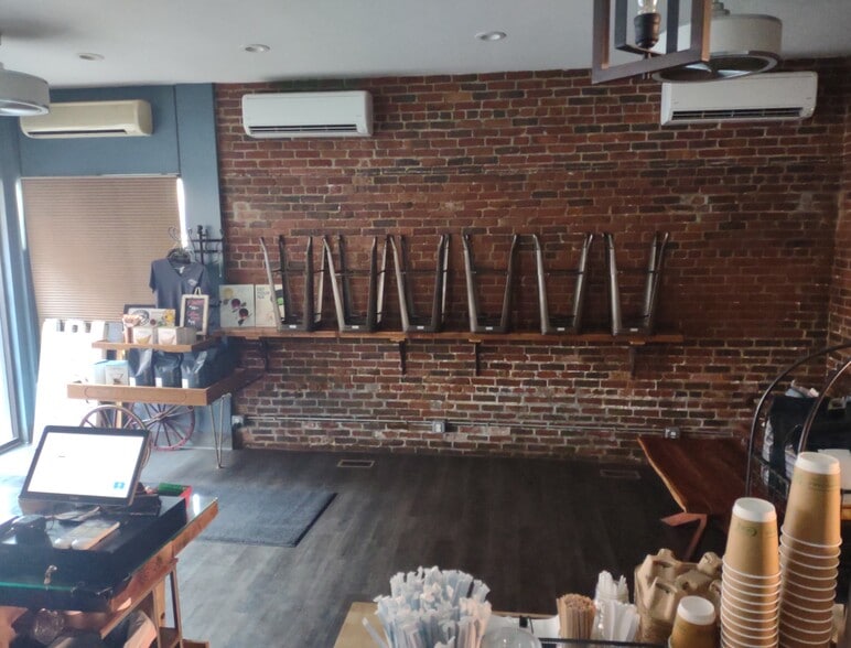 More Photos Of 92 Pleasant St, Newburyport Freestanding For Sale