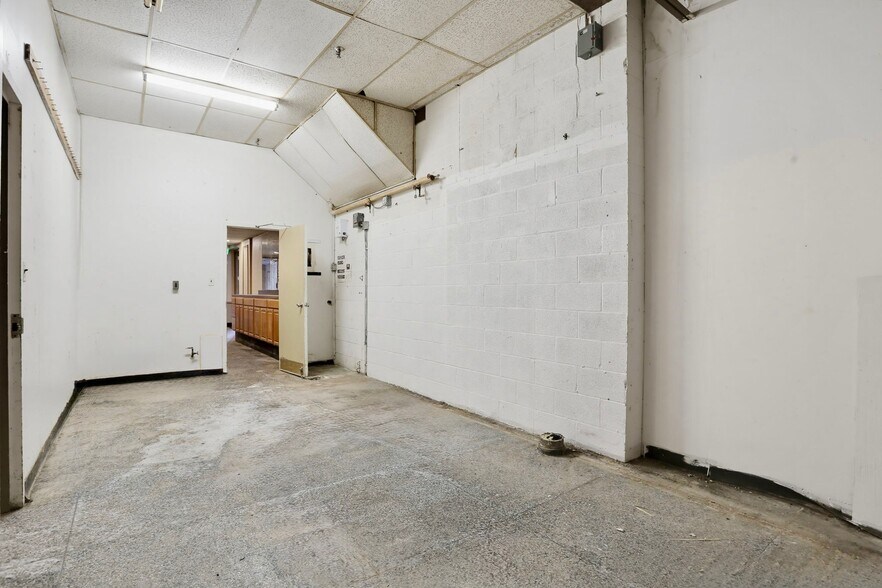 More Photos Of 505 Jermor Ln, Westminster Restaurant For Lease