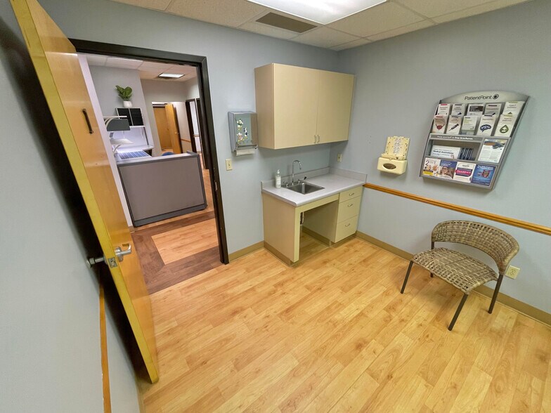 More Photos Of 1125 E Michigan Ave, Battle Creek Storefront Retail Office For Lease