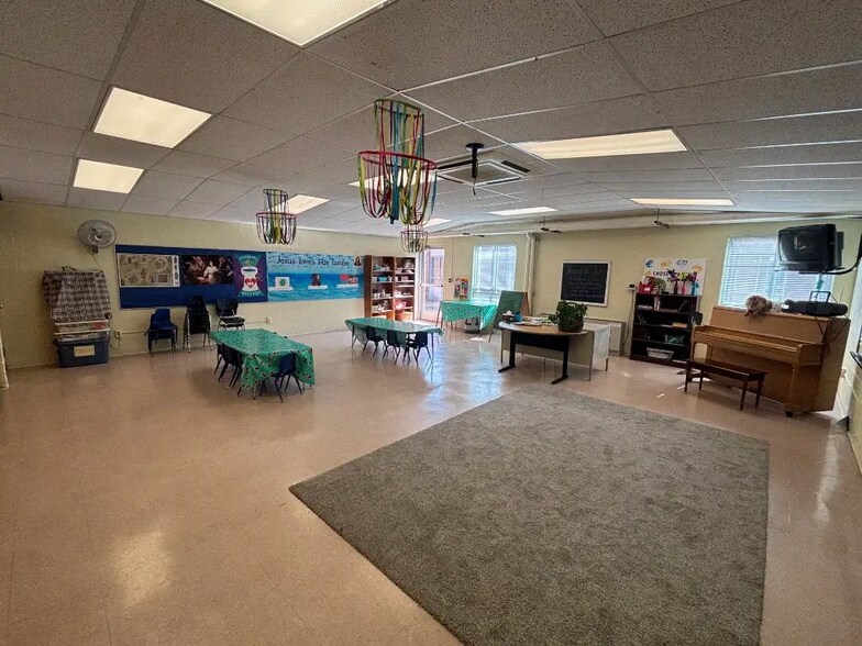 More Photos Of 18606 Stephens Rd, Eastpointe Religious Facility For Lease