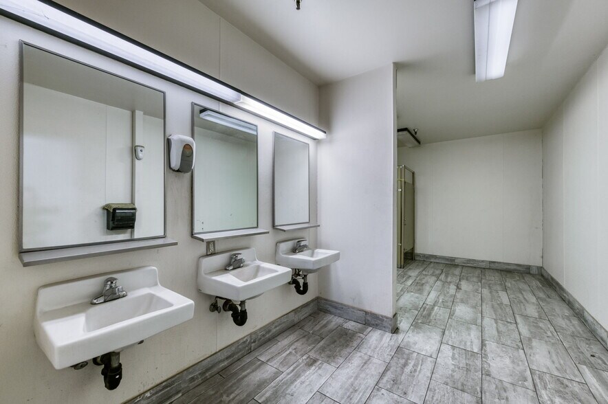 More Photos Of 5333 N Cornelia Ave, Fresno Warehouse For Sale