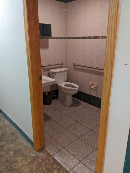 More Photos Of 50 Skeeter, Washington Township Showroom For Lease