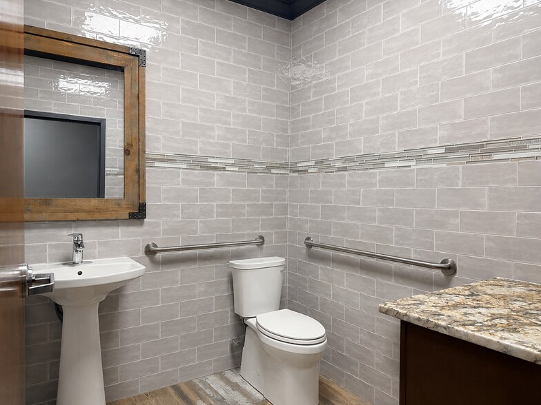 More Photos Of 122 Jefferson St, Jacksonville Office For Lease