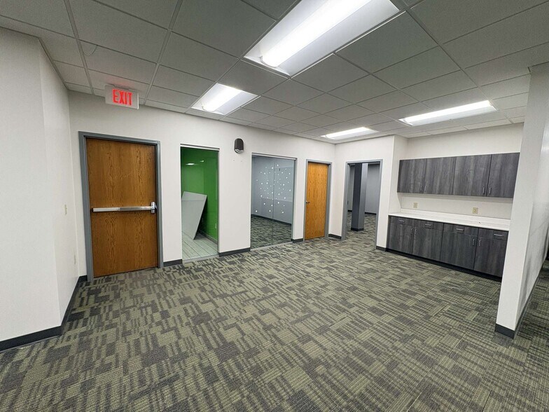 More Photos Of 4205 W 53rd St, Sioux Falls Office For Sale