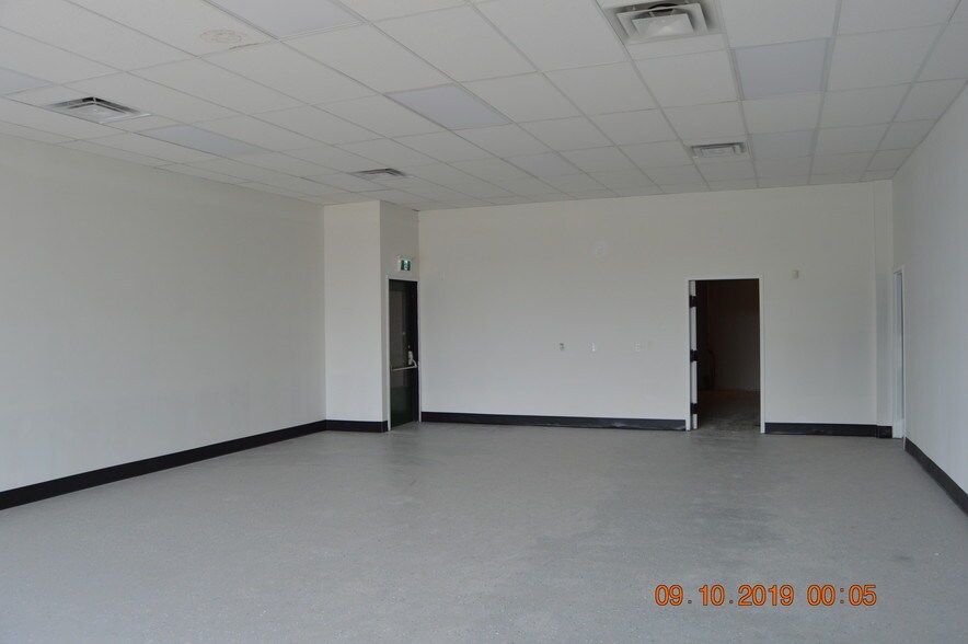 More Photos Of 317 Adelaide St S, London Storefront For Lease