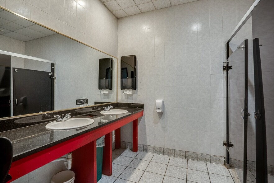 More Photos Of 4516 Maplewood Ave, Wichita Falls General Retail For Sale