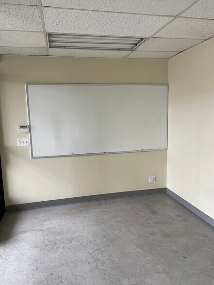 More Photos Of 9790-9792 Glenoaks Blvd, Sun Valley Warehouse For Lease