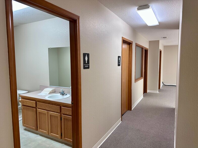 More Photos Of 255 SW 1st Ave, Canby Loft Creative Space For Sale