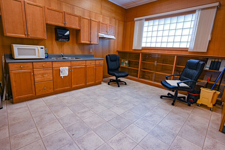 More Photos Of 19 Ridout St W, Tillsonburg Office For Lease
