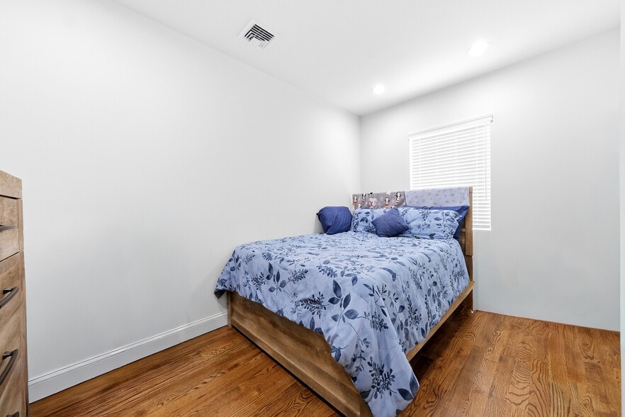 More Photos Of 272 Broadway, Bethpage General Retail For Sale