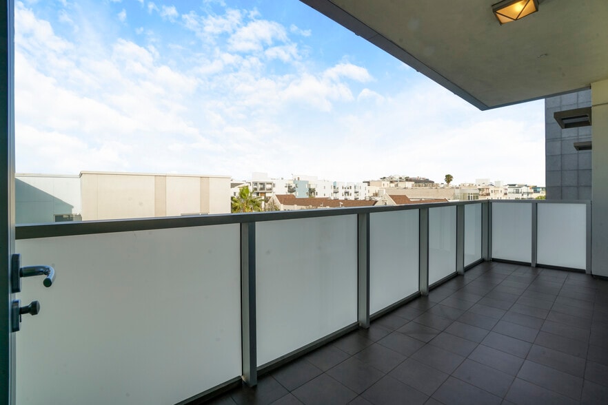 More Photos Of 525 Santa Monica Blvd, Santa Monica Apartments For Sale