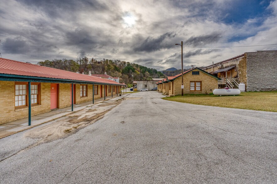 More Photos Of 208 Court St, Jasper Hotel For Sale