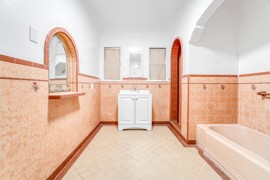 More Photos Of 162 W 65th St, Los Angeles Multifamily For Sale